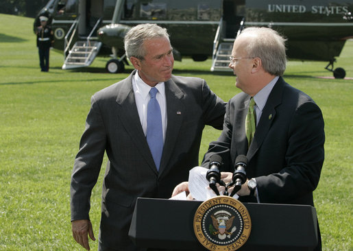 George W. Bush and Karl Rove (behind the presidential podium) on Rove's resignation on 13 August 2007 (photo by Joyce N. Boghosian)